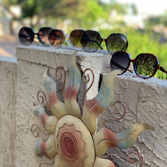 Oversized Round Sunnies 🕶  NWT - Picture 3 of 6